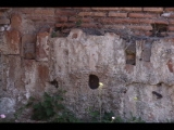 00927 ostia - regio ii - insula iv - terme di nettuno (ii,iv,2) - raum 9 - caldarium - suedostecke - tubuli - detail - 06-2022.jpg